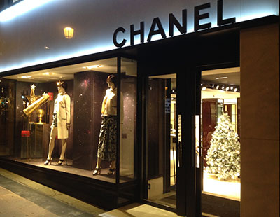 Decorado en escaparate boutique Chanel con fibra optica Decorado en escaparate boutique Chanel con fibra optica